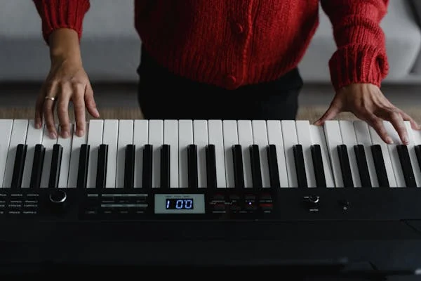 Um homem tocando teclado